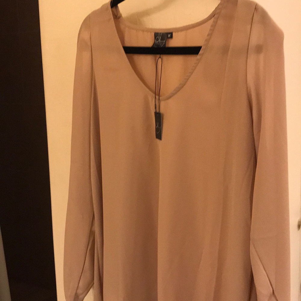 Blouse with open arm sleeves.
